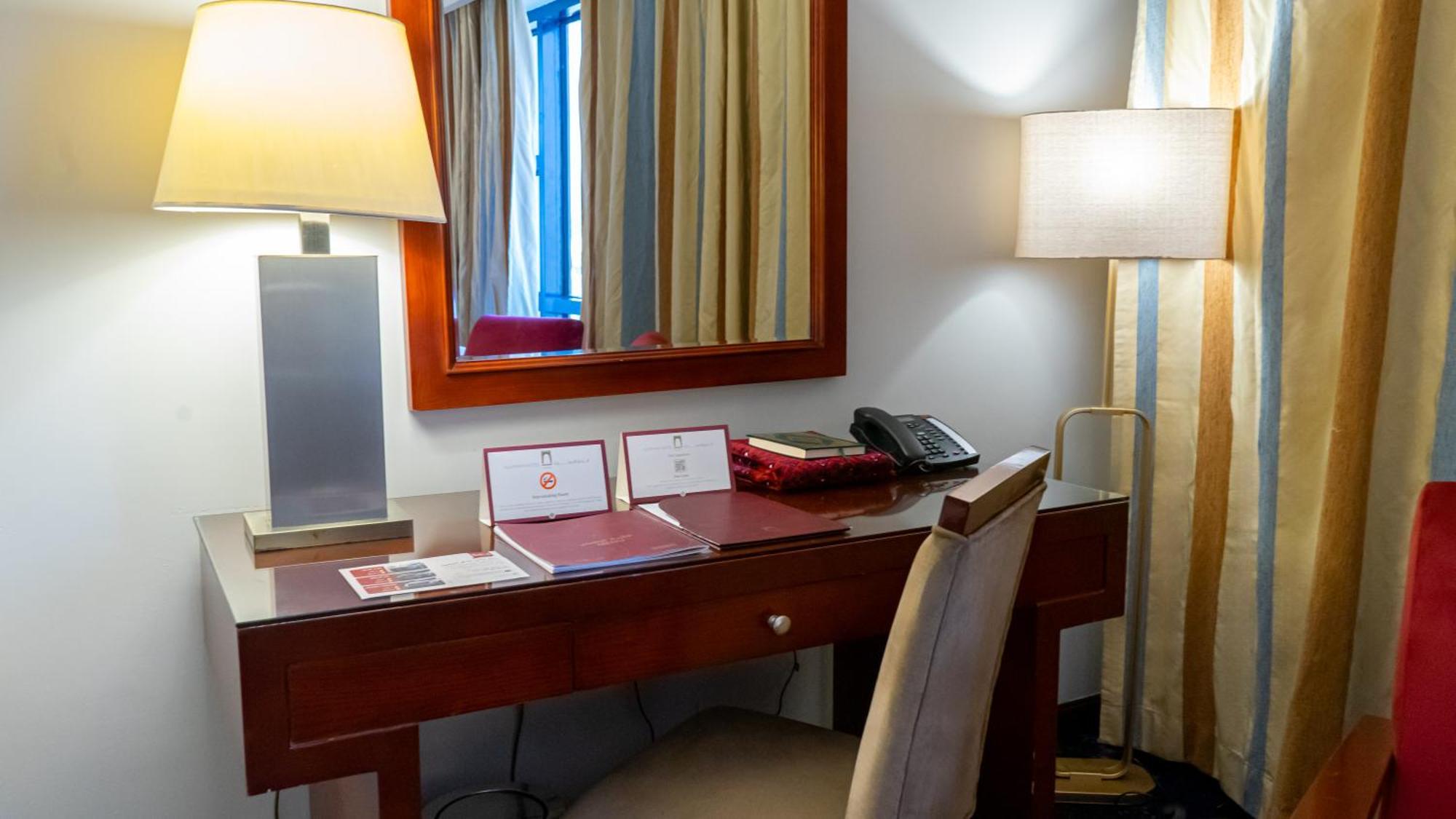 Al Safwah Hotel Third Tower 3 La Mecque Extérieur photo A desk in a hotel room