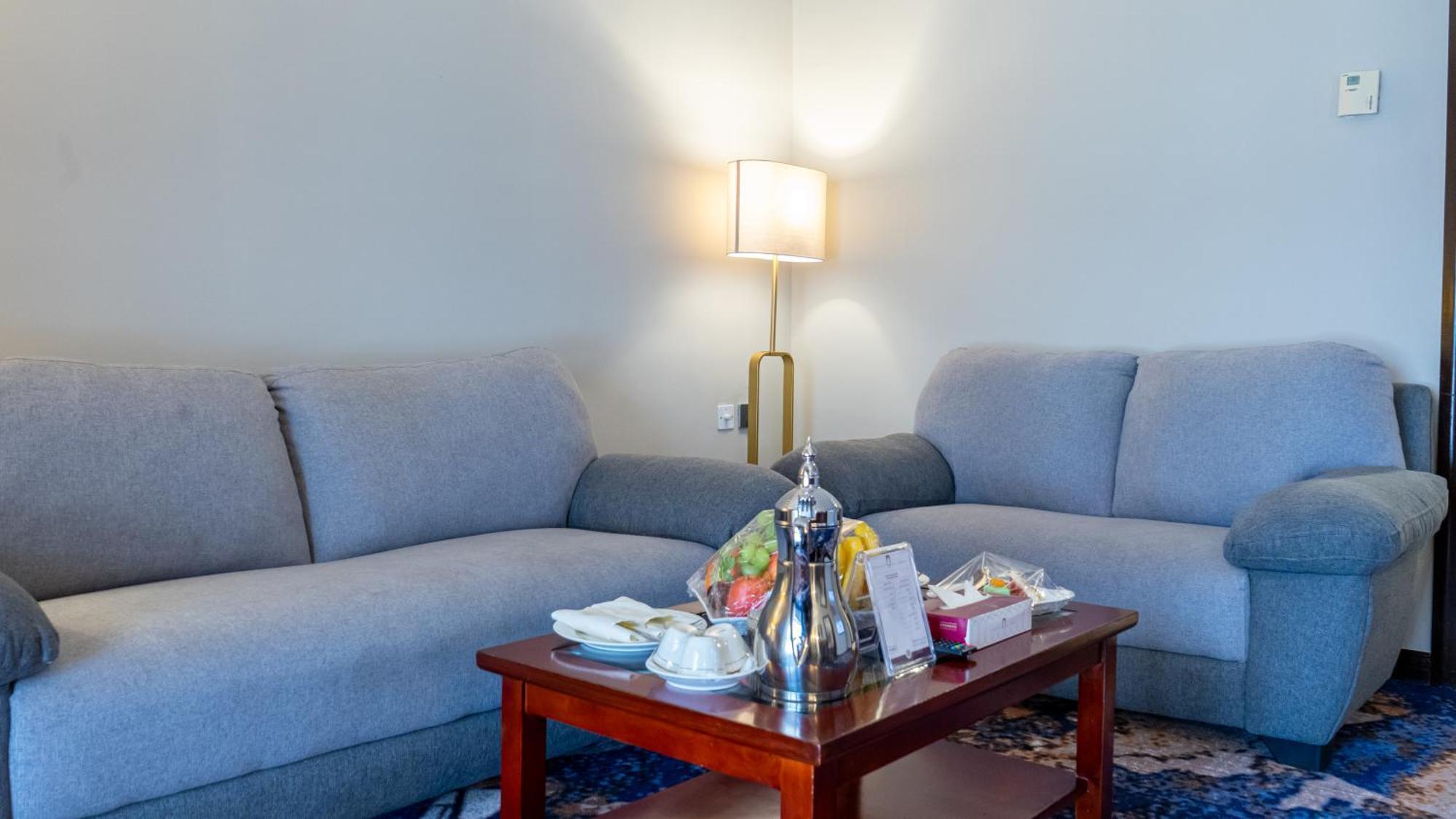 Al Safwah Hotel Third Tower 3 La Mecque Extérieur photo A coffee table with a set of tea and fruit